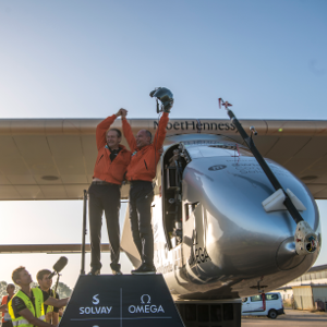 Pilot Piccard mit Broschberg nach Landung in Sevilla, Foto: ©Solarimpulse | Revillard | Rezo_ch